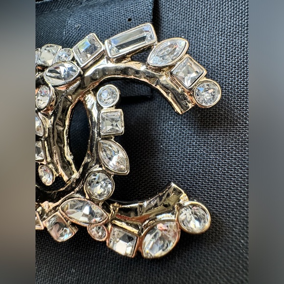CHANEL 23P CLASSIC GOLD TONE LARGE CC LOGO CRYSTAL BAGUETTE BROOCH PIN - Picture 4 of 12